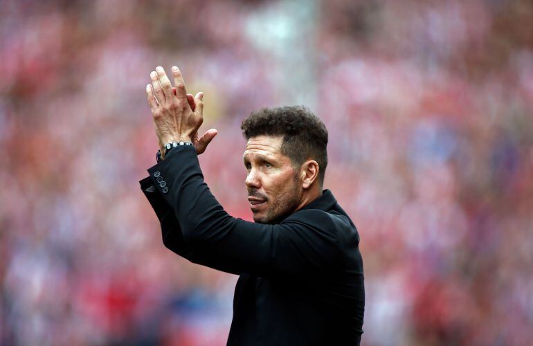 Simeone aplaude al público