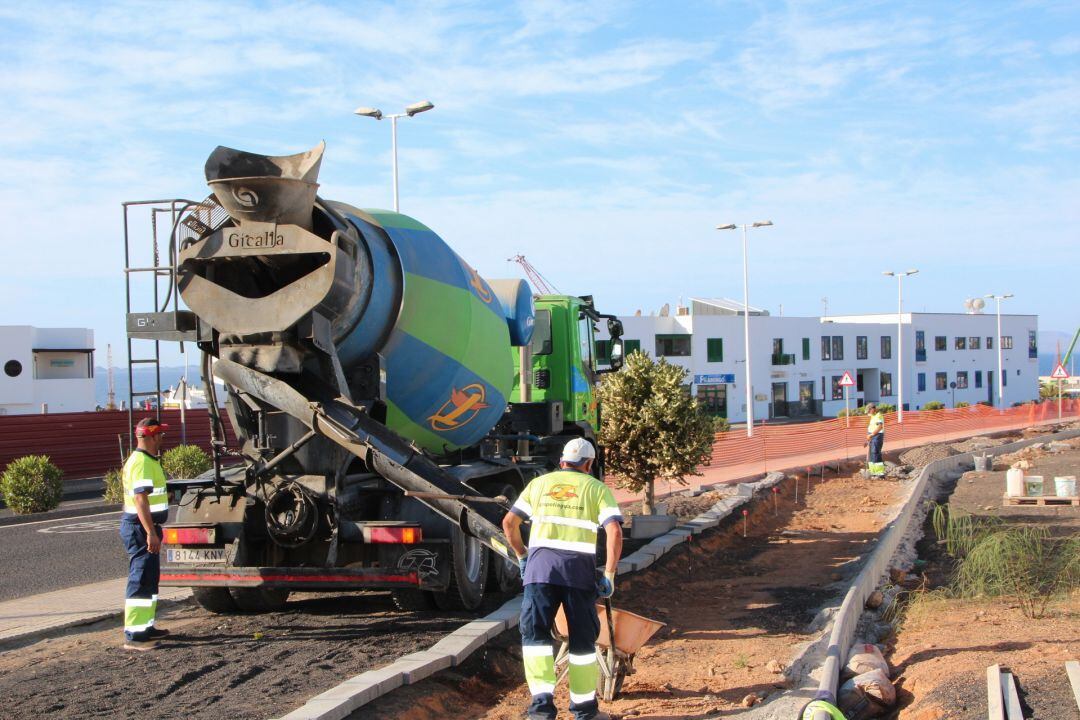 Operarios trabajando en una de las avenidas de Playa Blanca.