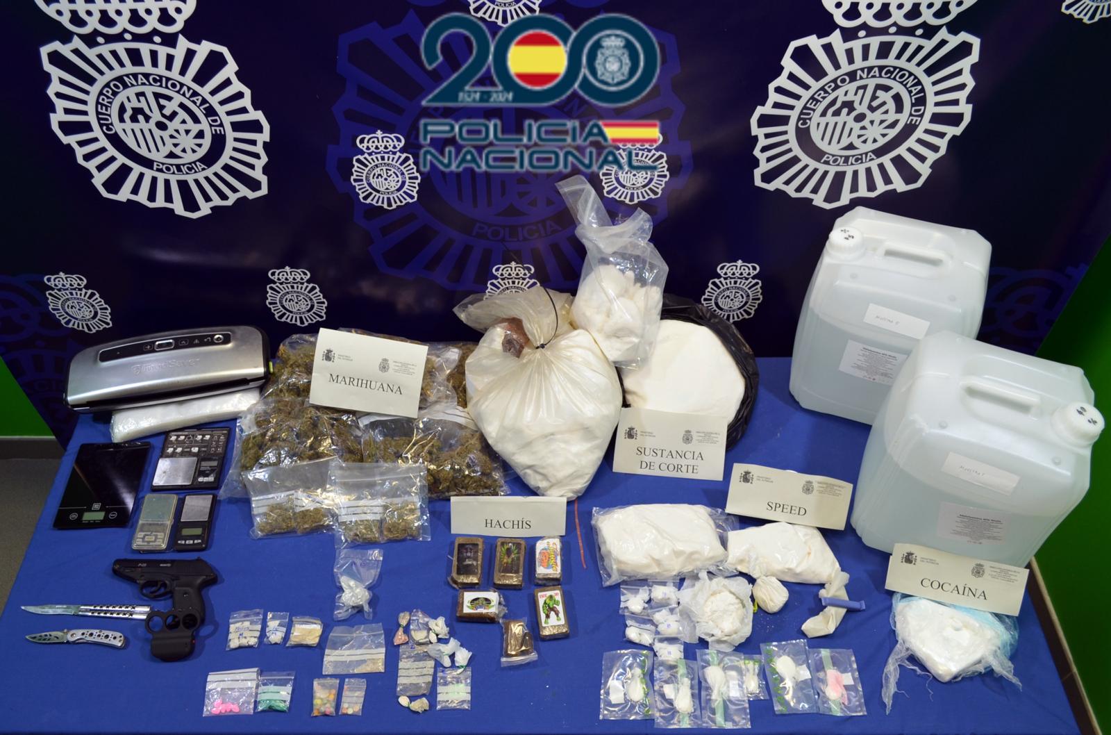 Droga y material intervenido en la operación policial