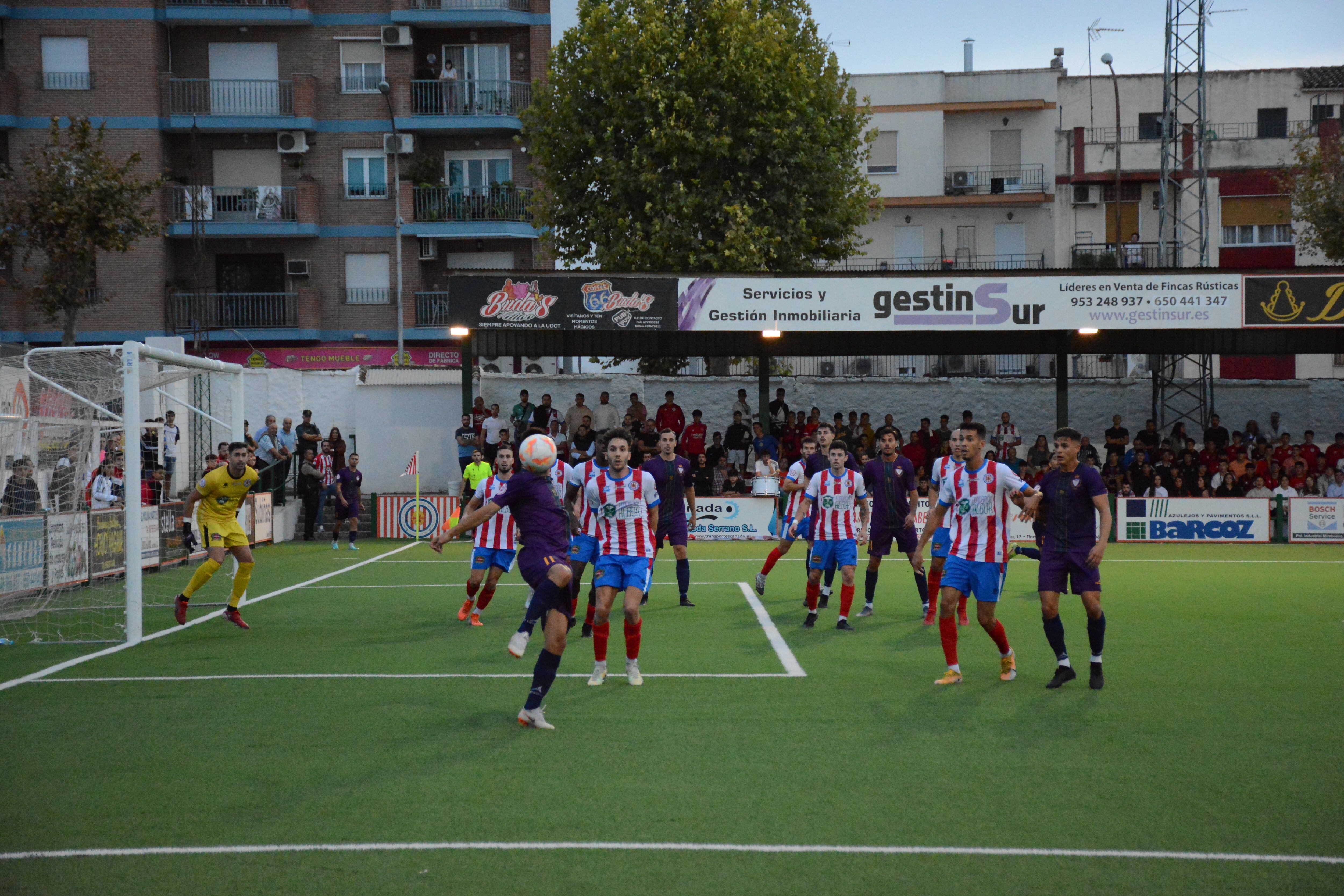 El Real Jaén atacó pero la defensa tosiriana se defendió con mucho orden. El gol de Óscar Lozano decidió el partido