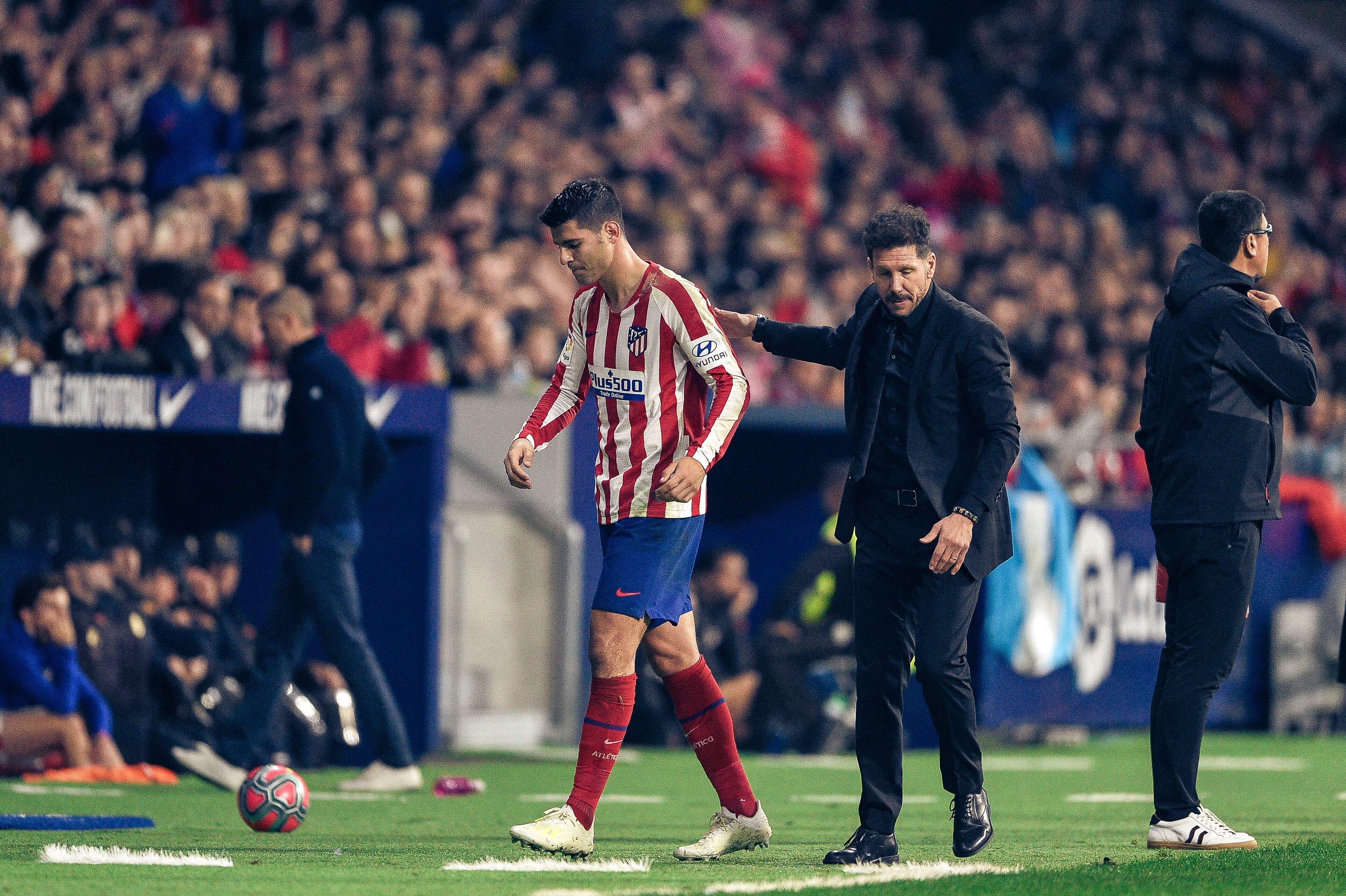 Álvaro Morata, junto a Simeone durante un partido del Atlético de Madrid.