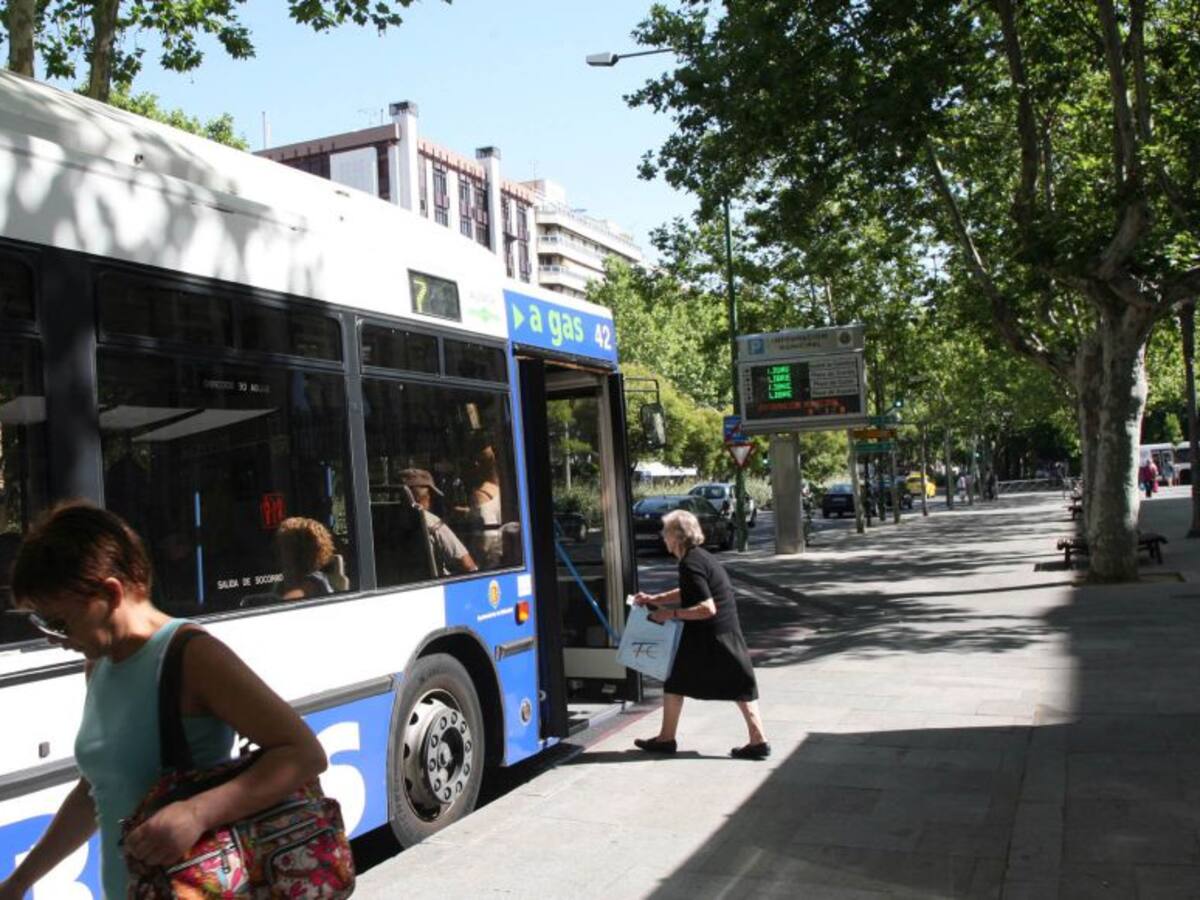 Cuatro hospitalizados al colisionar un turismo y un bus urbano