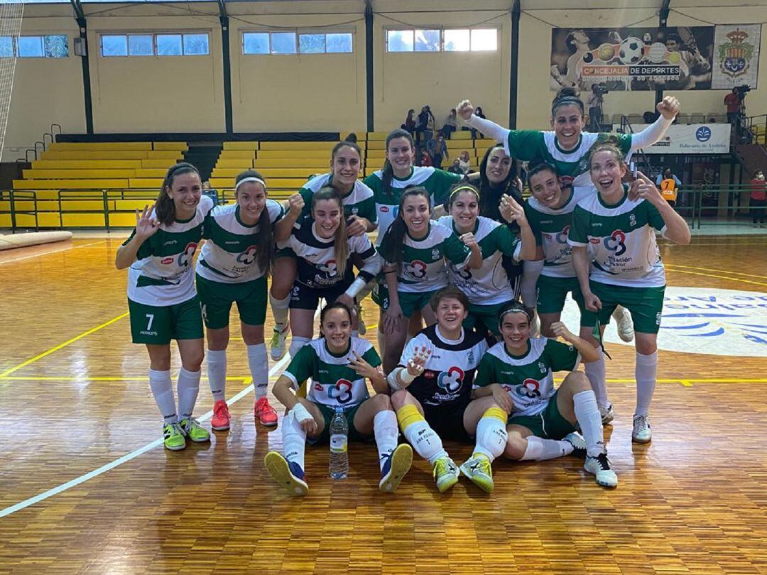 Jugadoras celebrando la victoria en La Algaida. 