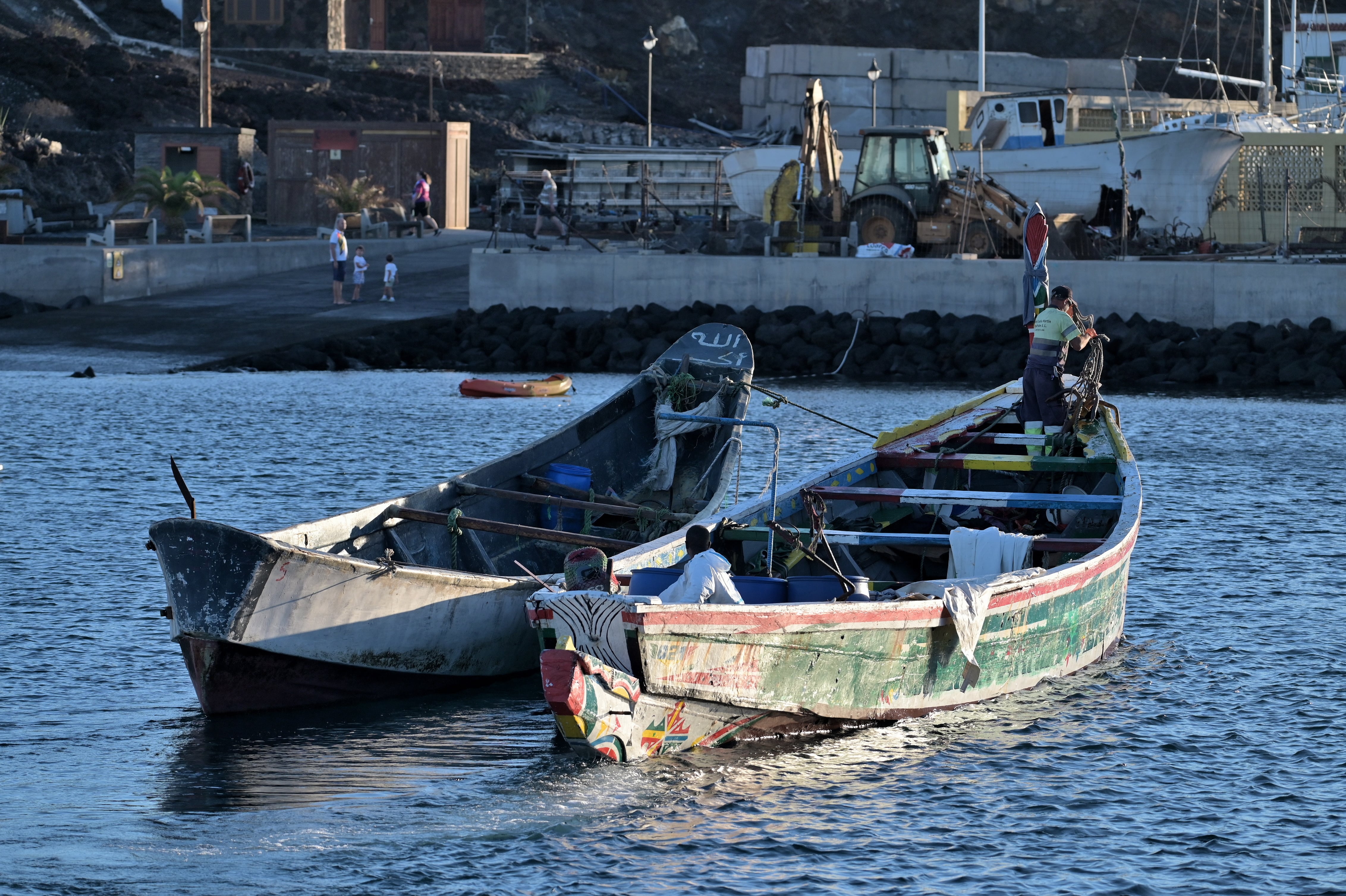 GRAFCAN4691. LA RESTINGA (EL HIERRO) (ESPAÑA), 28/09/2024.- Dos cayucos con un total de 151 personas a bordo (131 y 20) han sido rescatados al sur de La Restinga, en el El Hierro, esta madrugada mientras continúa la operación de búsqueda del medio centenar de personas desaparecidas al naufragar durante la noche otra embarcación frente a las costas de la isla. EFE/Gelmert Finol
