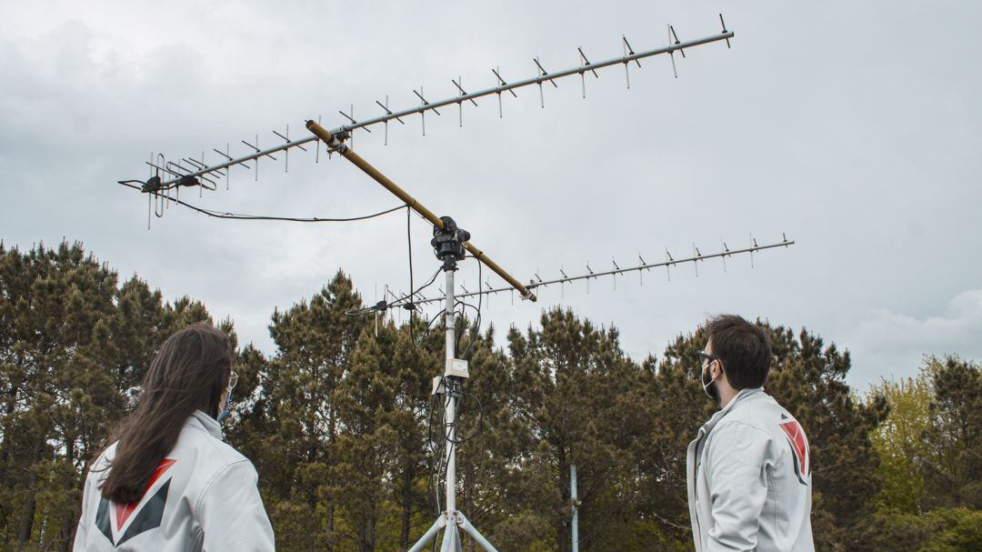 Dos miembros de UVigo SpaceLab comprobando el funcionamiento de una de sus antenas 