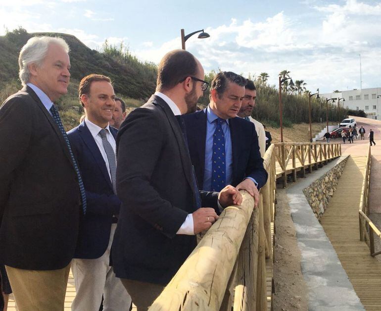 Sanz visita el sendero peatonal de Las Redes-Fuentebravía