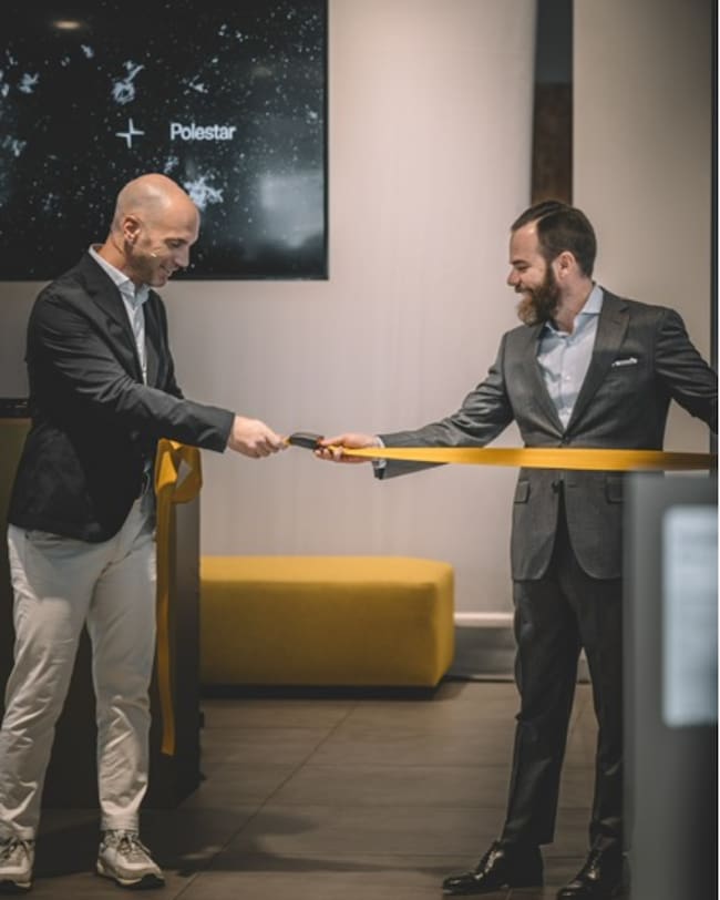 Adrien Palumbo, director general de Polestar España y Alberto Sánchez, director general de Automóviles Sánchez en Automóviles Sánchez en la inauguración de la marca Polestar.