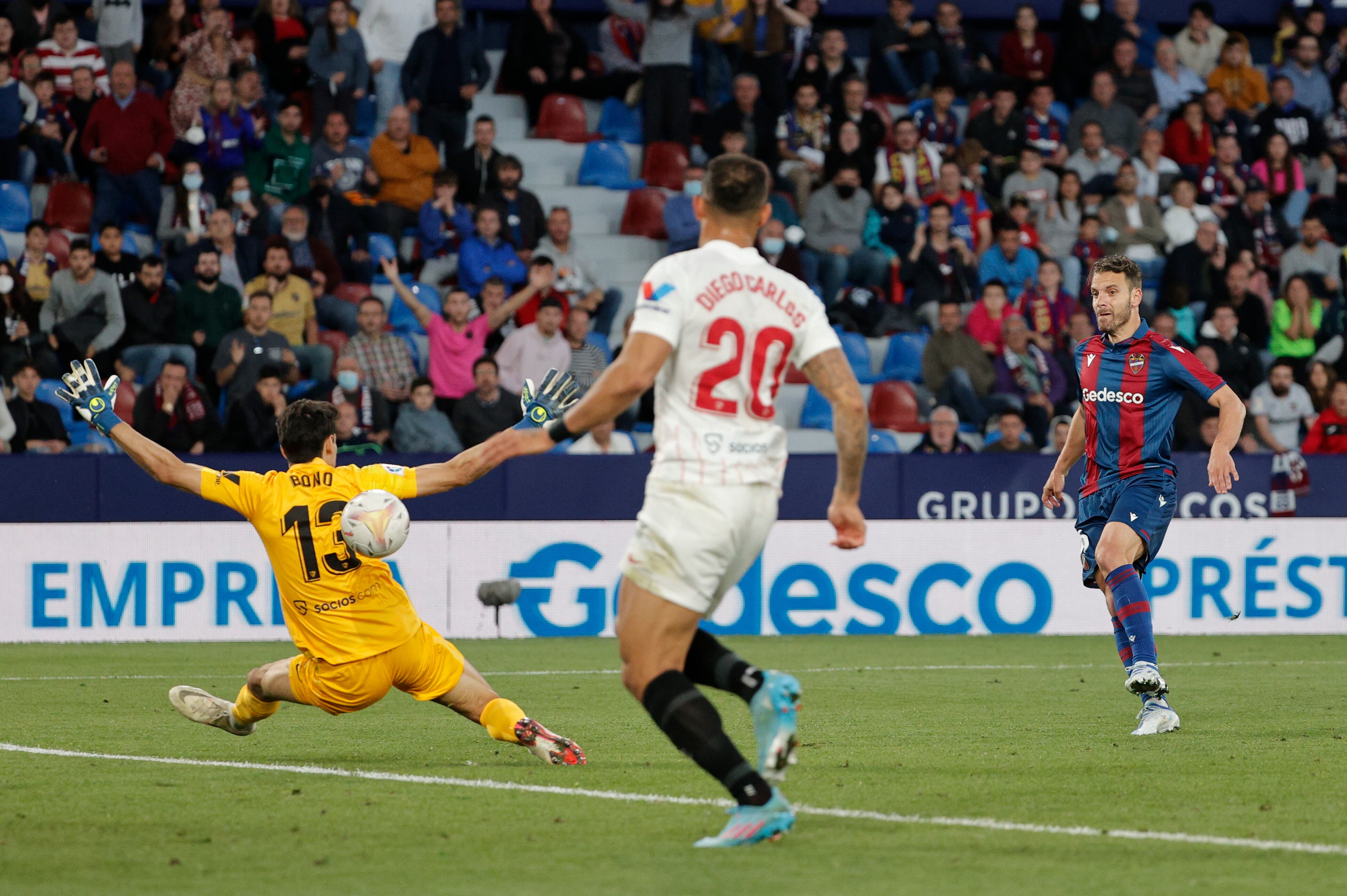 VALENCIA, 21/04/2022.- El delantero del Levante Roberto Soldado (d) marca el segundo gol ante el Sevilla, durante el partido de Liga en Primera División que disputan hoy jueves en el estadio Ciudad de Valencia. EFE/Manuel Bruque