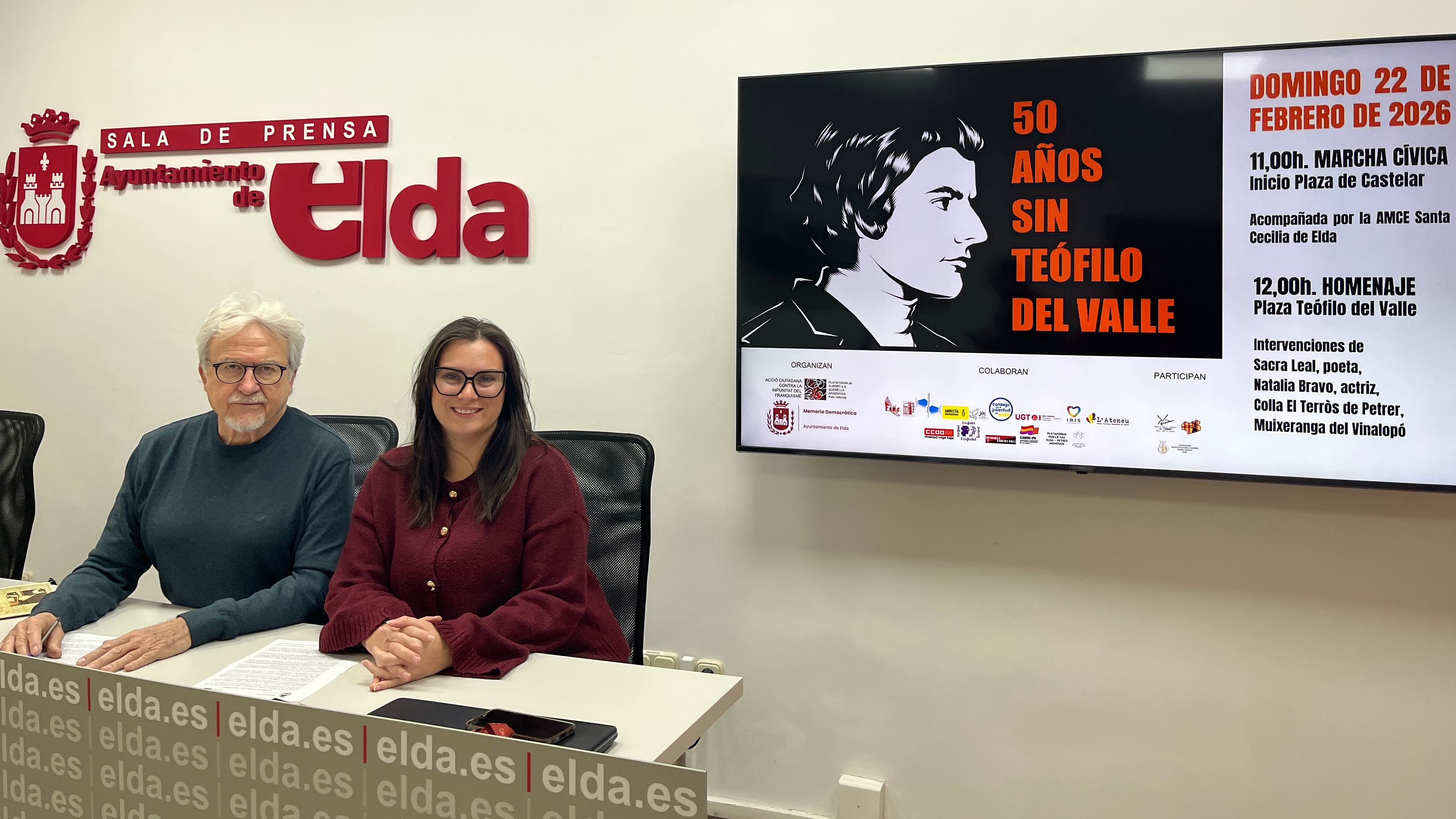 Manuel de Juan, miembro de Acción Ciudadana Contra la Impunidad del Franquismo, y María Gisbert, concejala de Memoria Democrática de Elda