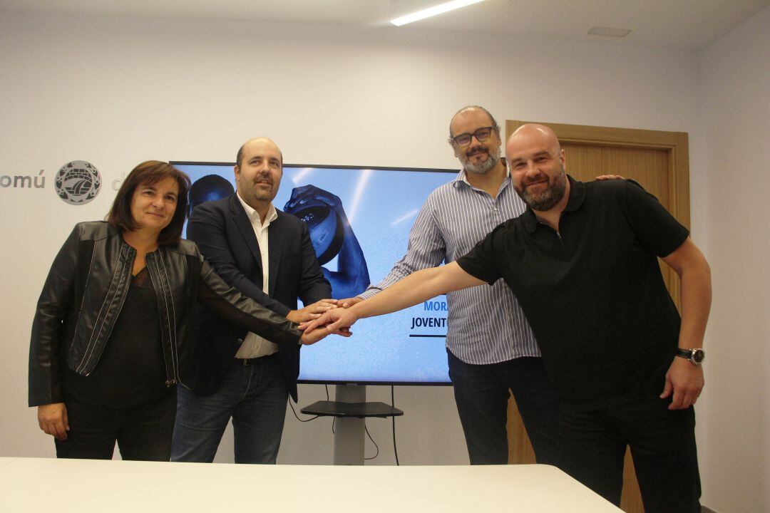 Els cònsols majors i menor d'Escaldes-Engordany, Trini Marín i Marc Calvet, junt amb el president i el director general del MoraBanc Andorra, Gorka Aixàs i Francesc Solana.