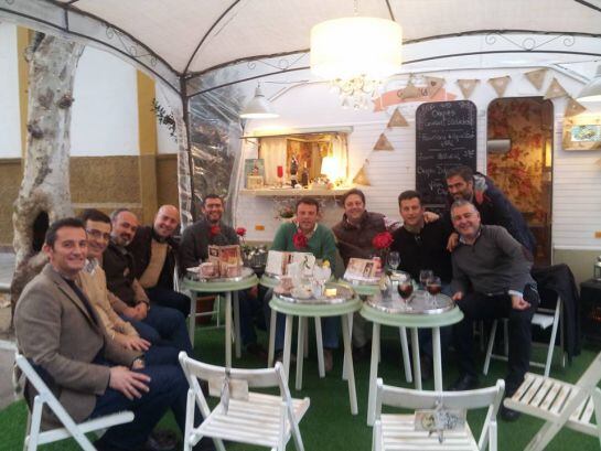 Linenses disfrutando de Gabriella Caravan en la Plaza de la Iglesia.