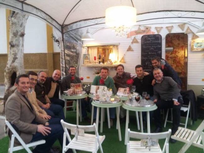 Linenses disfrutando de Gabriella Caravan en la Plaza de la Iglesia.