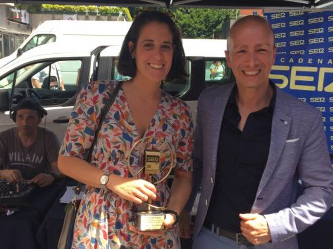 Cristina, mujer de Kako Aranburu, recoge el primer premio de manos de Oscar Téllez, director de la Cadena SER en Gipuzkoa