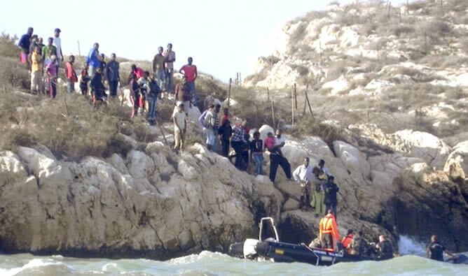 Foto del pasado domingo de los inmigrantes que permanecían en isla de Tierra