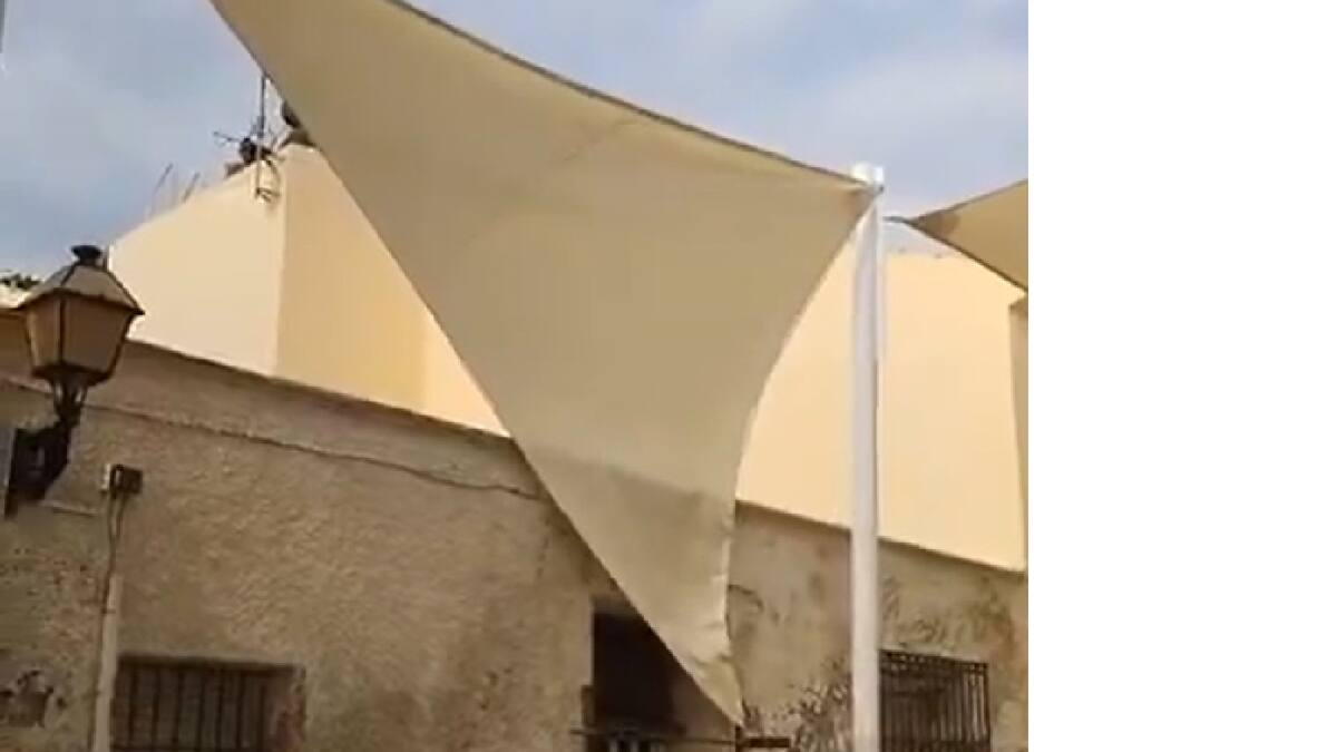 Rafa Mas, portavoz de Compromís, denuncia que los toldos de Tabarca se han estropeado solo diez días después de instalarlos