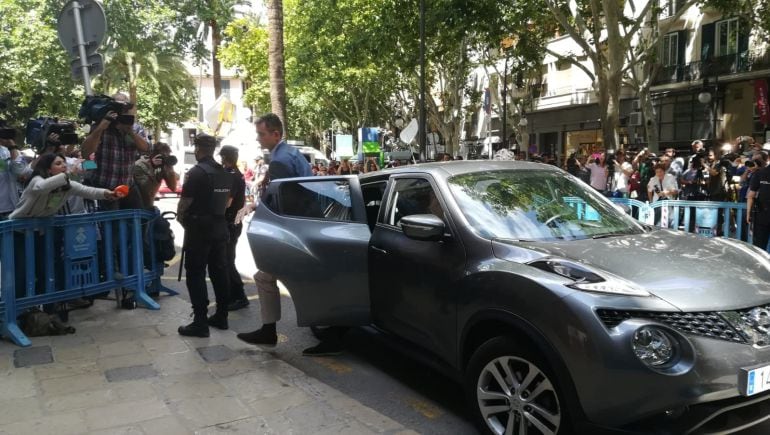 Iñaki Urdangarin recoge la orden de entrada a prisión en la Audiencia Provincial