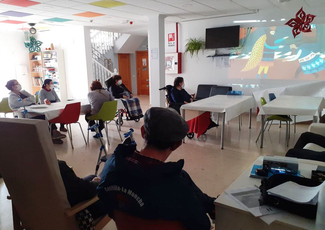 Los residentes del centro Carpe Diem viendo uno de los cuentos de la iniciativa &quot;Cuento te quiero&quot;