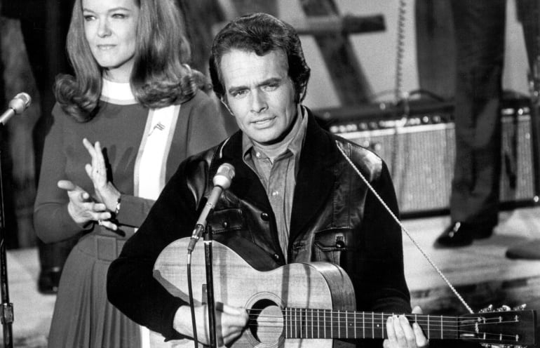 Merle Haggard junto a Bonnie Owens en una actuación en los años finales de los sesenta 