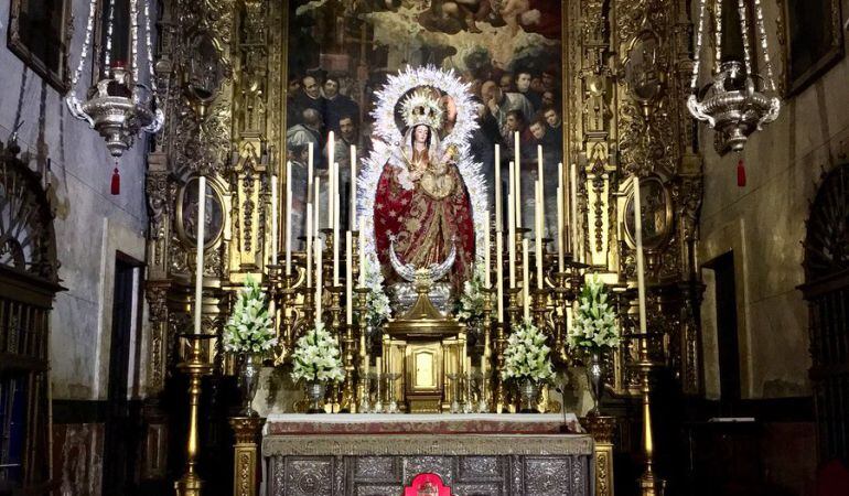 Nuestra Señora de la Salud en el altar mayor de la parroquia de San Isidoro