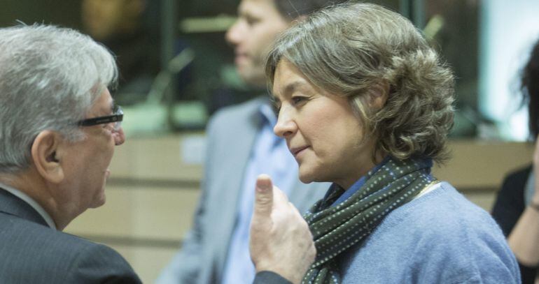 La ministra española de Agricultura y Pesca, Isabel García Tejerina (d), conversa con el comisario europeo de Pesca, Karmenu Vella (i), al comienzo del Consejo de Ministros de Pesca de la Unión Europea celebrada hoy, 12 de diciembre de 2016, en Bruselas (