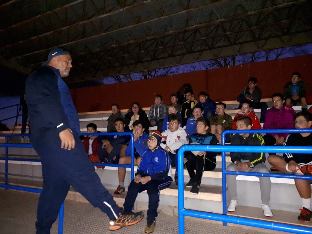 El argentino Chucho Moziman durante la charla que ofreció a los canteranos del Rugby Aranda.