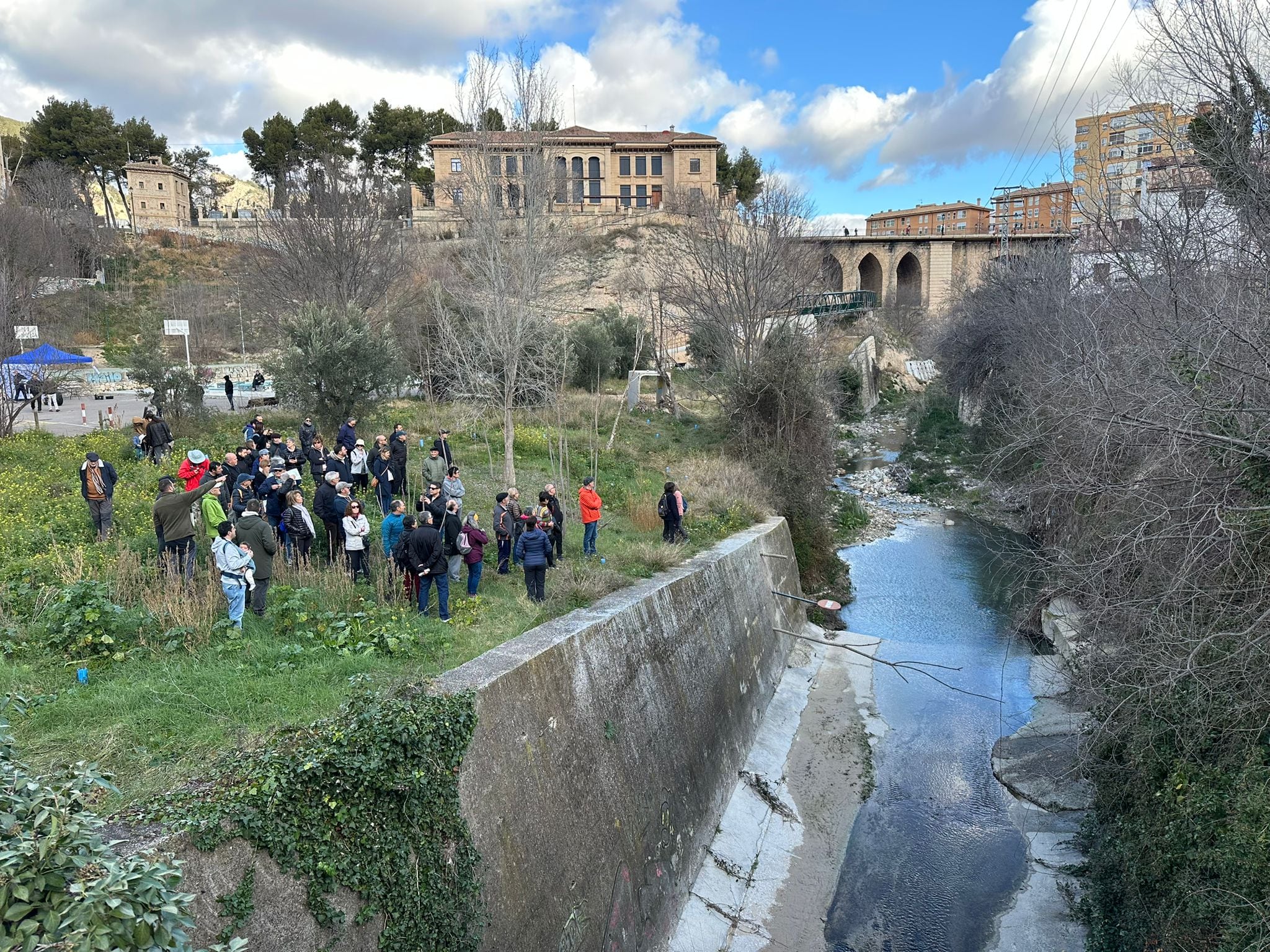 Un momento de la visita celebrada el pasado sábado para dar a conocer los proyectos que se ejecutarán  en el cauce del río Barxell con al plan AlcoiBioUp!