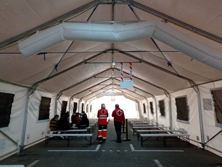 Imagen de archivo del puesto de Cruz Roja en el Puerto de Alicante para la atención de personas migrantes