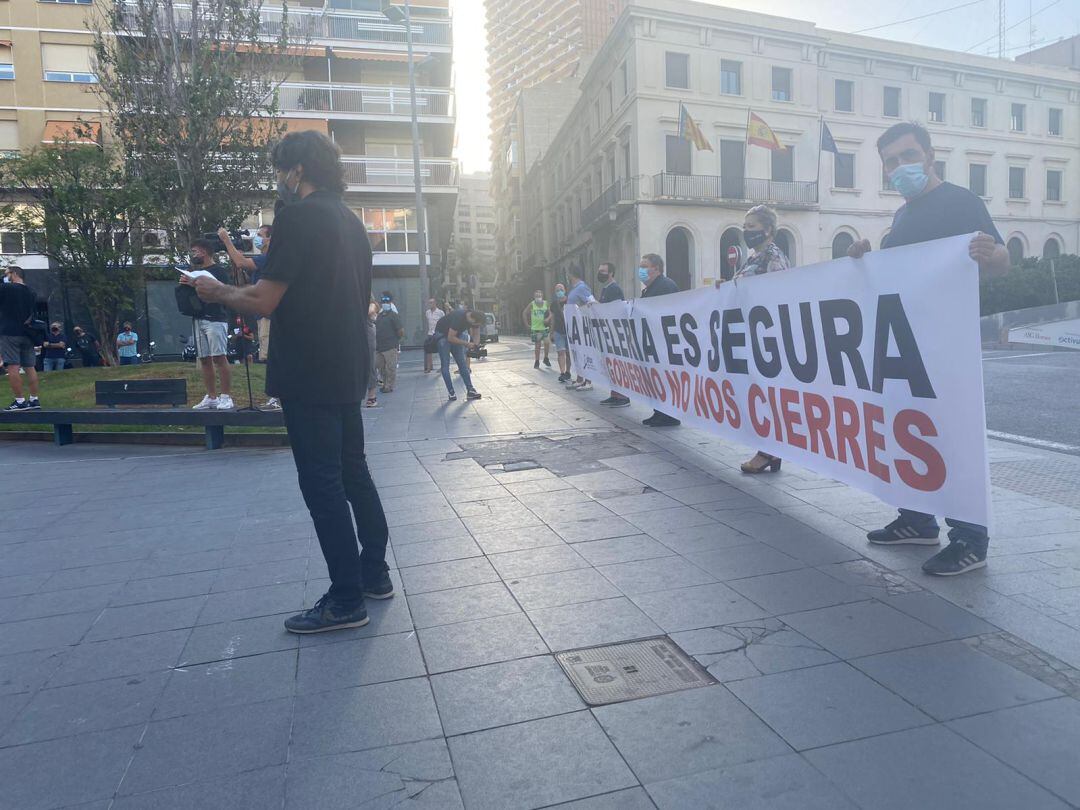 Concentración de hosteleros en la Plaza de la Montañeta