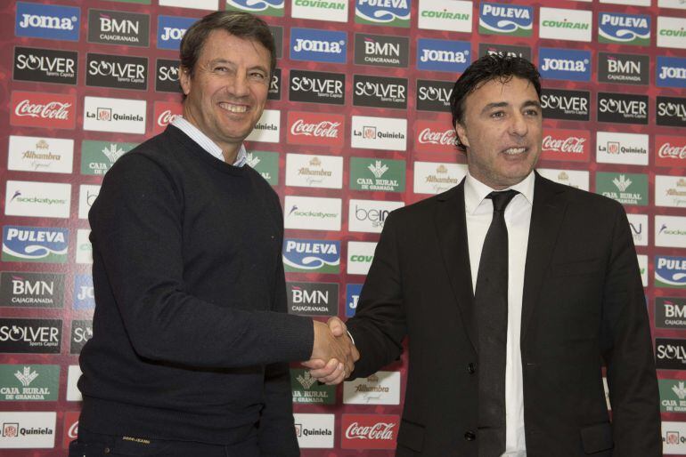 El nuevo entrenador del Granada, José González (i), junto al presidente del club, Enrique Pina, se estrechan la mano durante la presentación hoy del técnico tras la destitución de José Ramón Sandoval