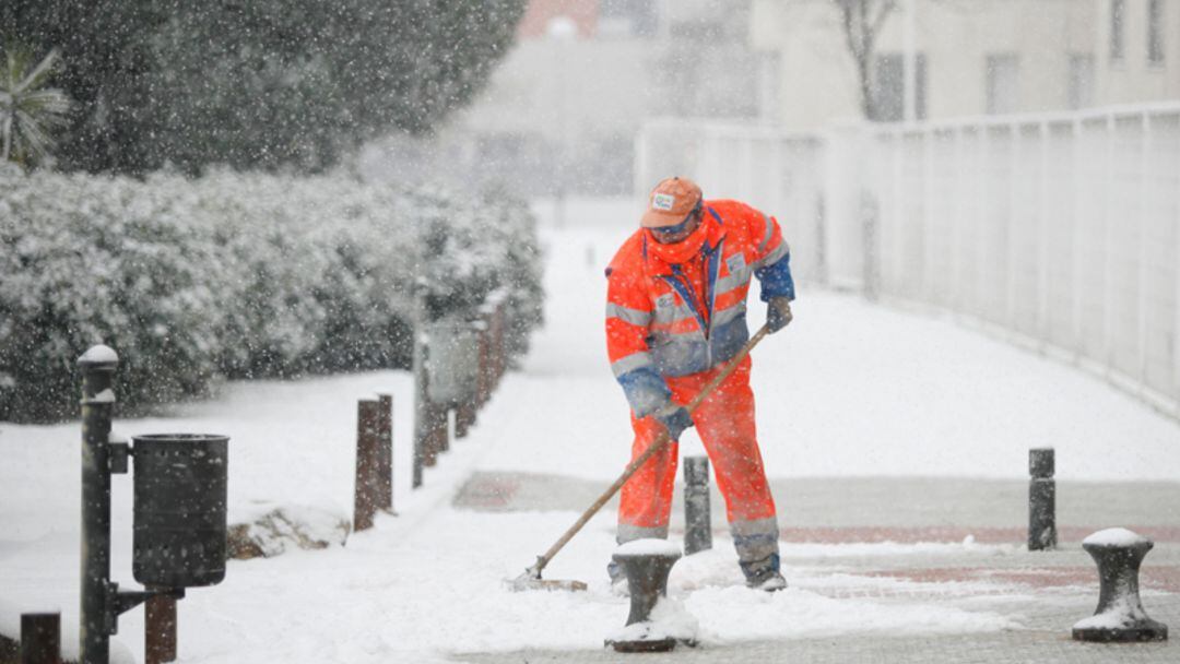 El riesgo de nevadas, acompañado de fuertes rachas de viento ha llevado al 112 a hacer diversos llamamientos a la población