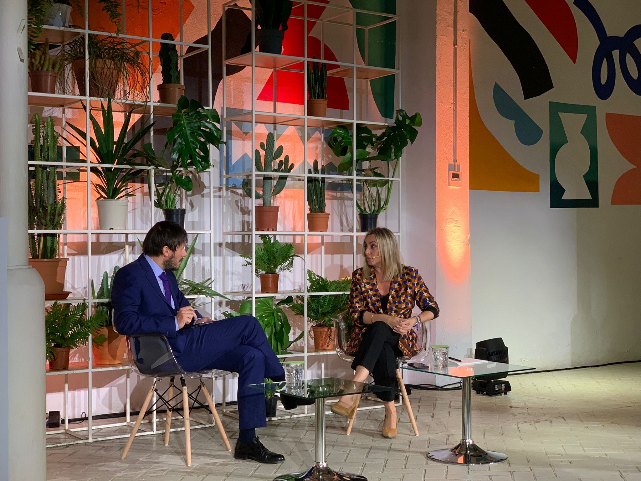 Pedro Zuazua, director de Comunicación de El País, en conversación con la consejera de Fomento, Marifrán Carazo.