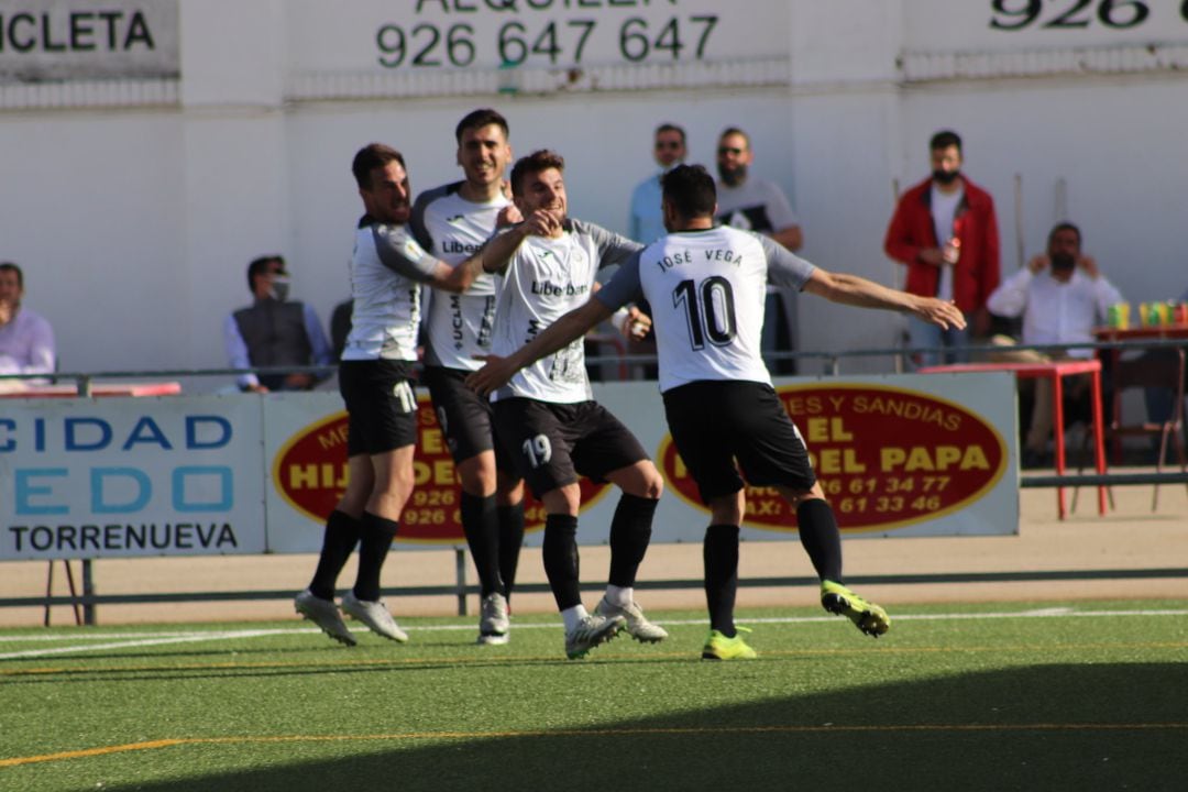 Los jugadores del Conquense celebran un gol en Manzanares  