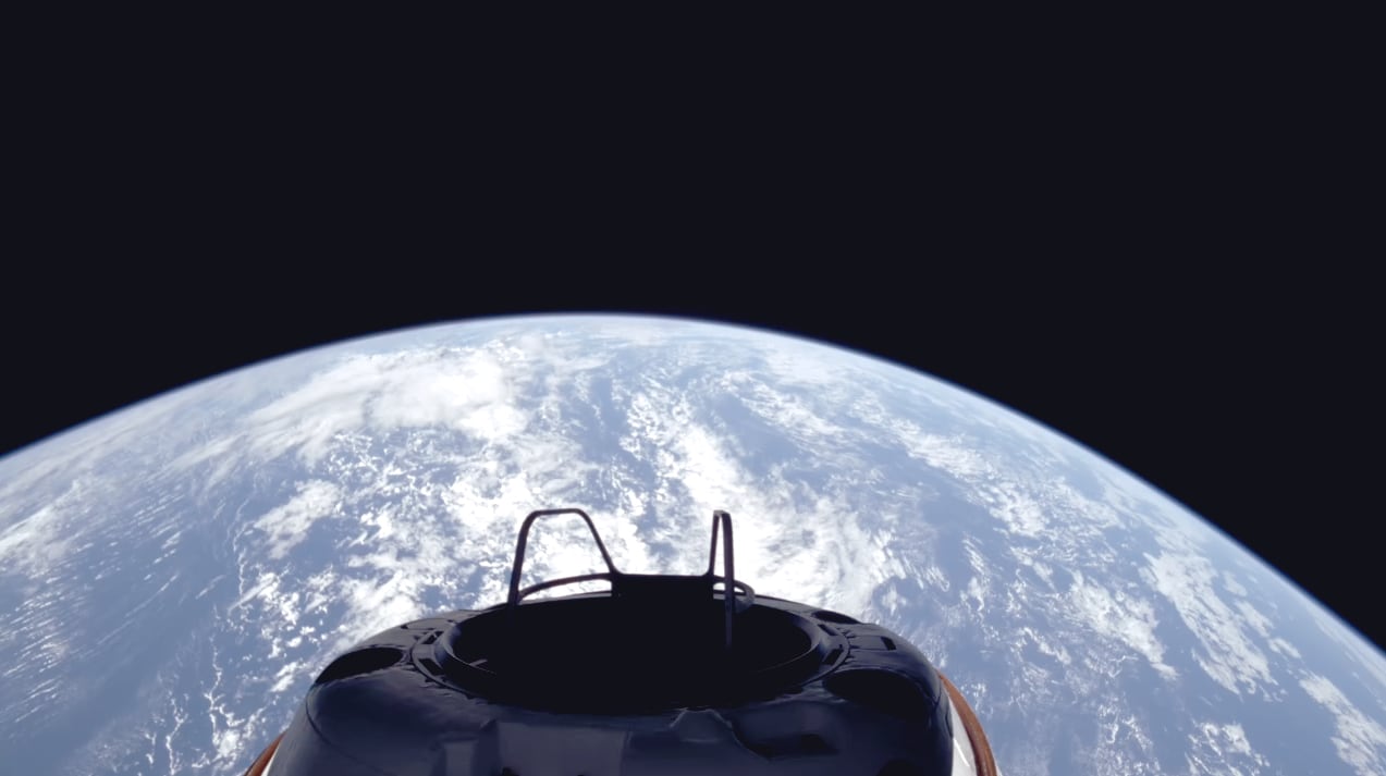 Fotografía cedida por SpaceX donde se aprecia una vista de la Tierra y el Skywalker de Dragon poco después de que la tripulación de Polaris Dawn se lanzara a una órbita de 190 x 1216 km