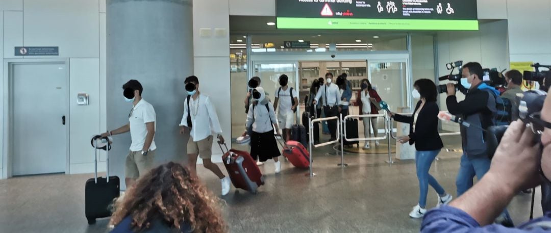 Llegada de estudiantes procedentes de Mallorca al aeropuerto compostelano de Lavacolla