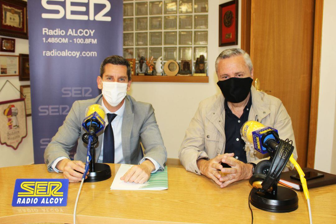 Nacho García, director de Caixa Popular de Alcoy, y Rafa Pérez, presidente de ACECA, en el estudio central de Radio Alcoy