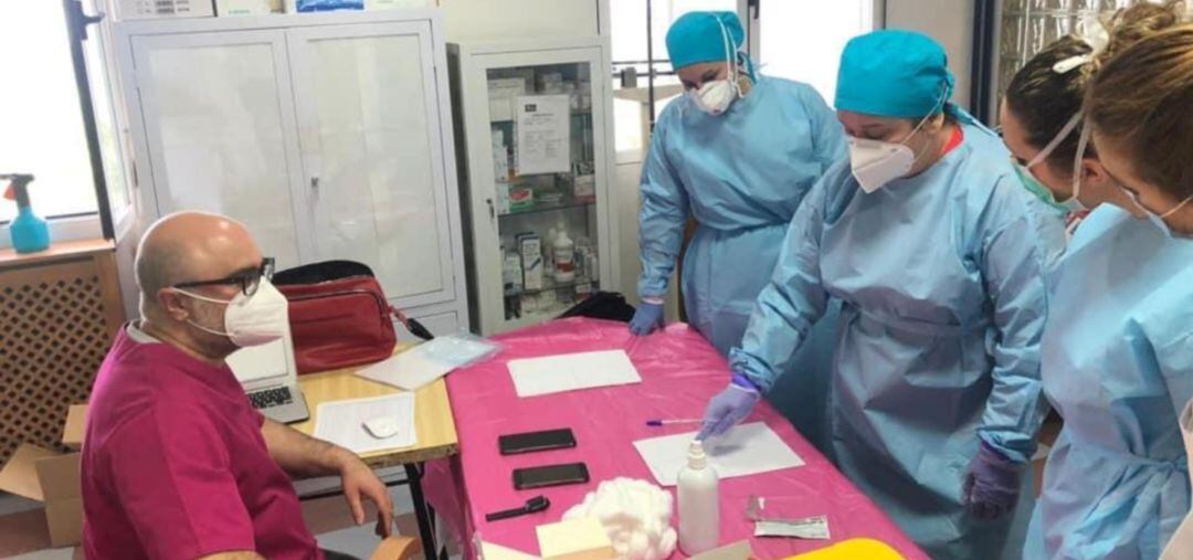 Profesionales sanitarios de una residencia de la provincia se someten a los test rápidos de coronavirus.
