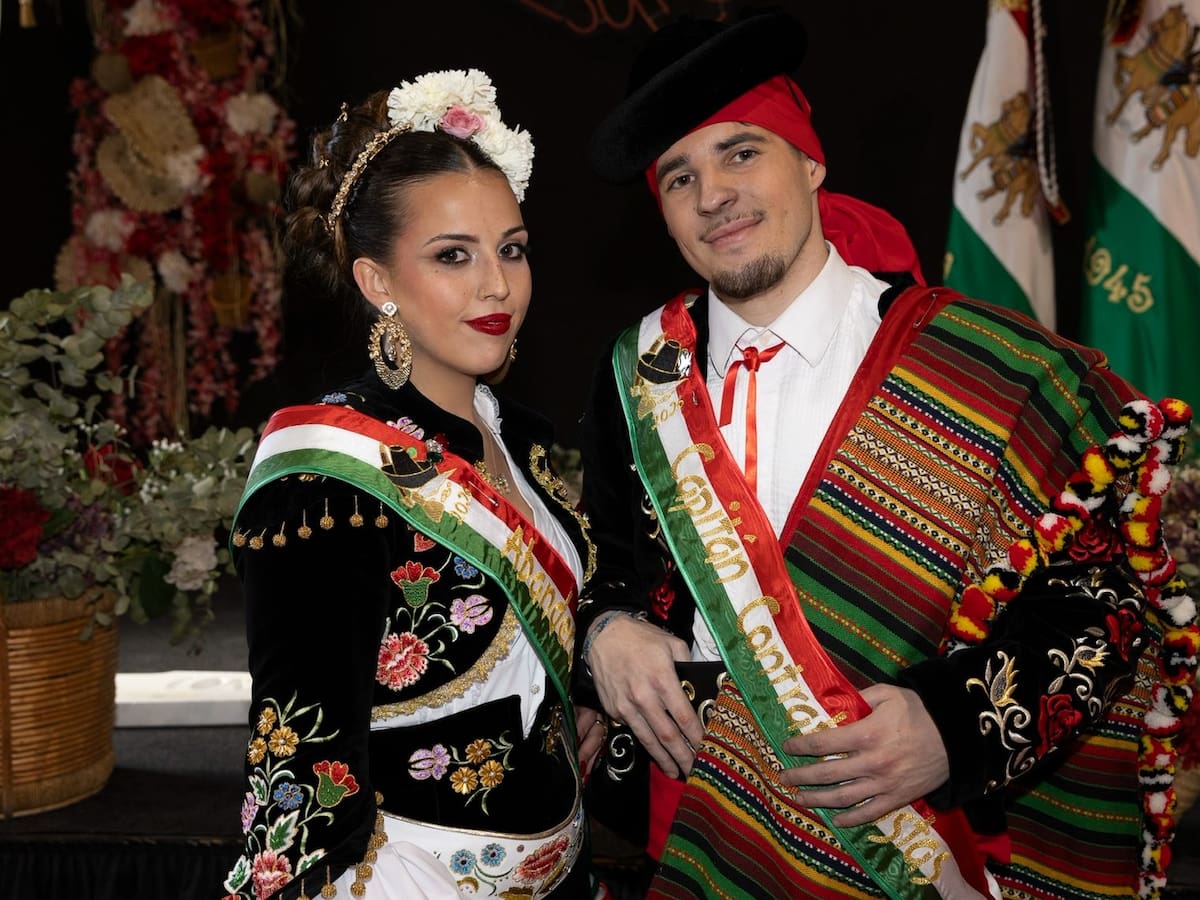 Comparsa Contrabandistas de Elda: María Sirera y Daniel Vidal, Abanderada y Capitán 2026