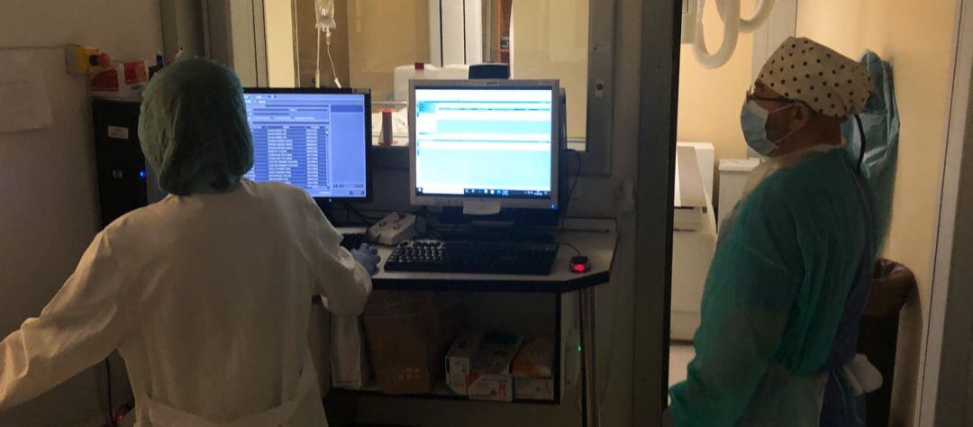 Profesionales sanitarios trabajan en Jaén.