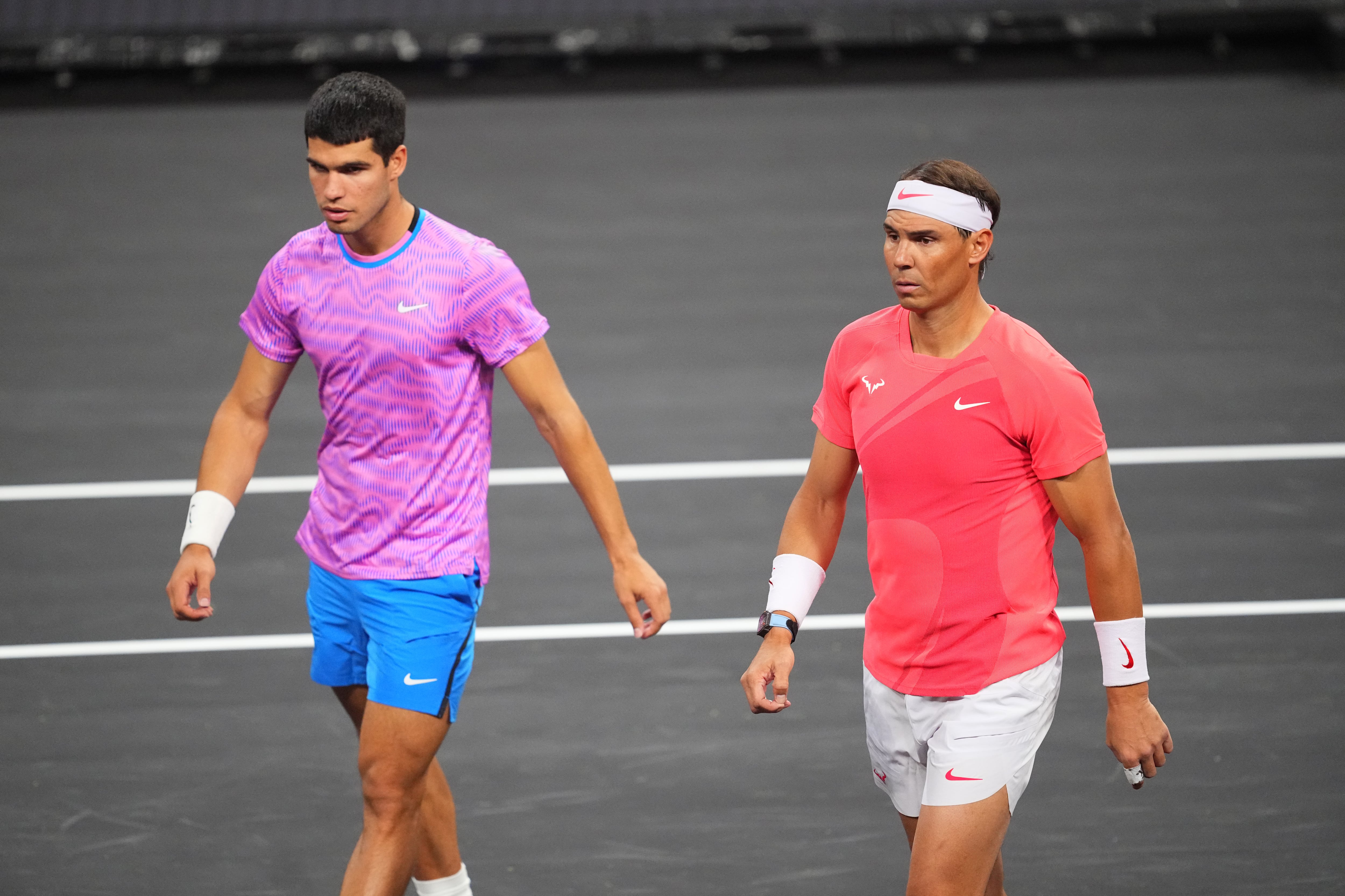 Rafa Nadal y Carlos Alcaraz, en la exhibición que disputaron ambos en Las Vegas. (Chris Unger/Getty Images)