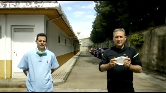 El jeve de enfermerí del centro de salud de Cazorla, Daniel Albusac recibe las mascarillas que le entrega el alcalde, Antonio J. Rodriguez