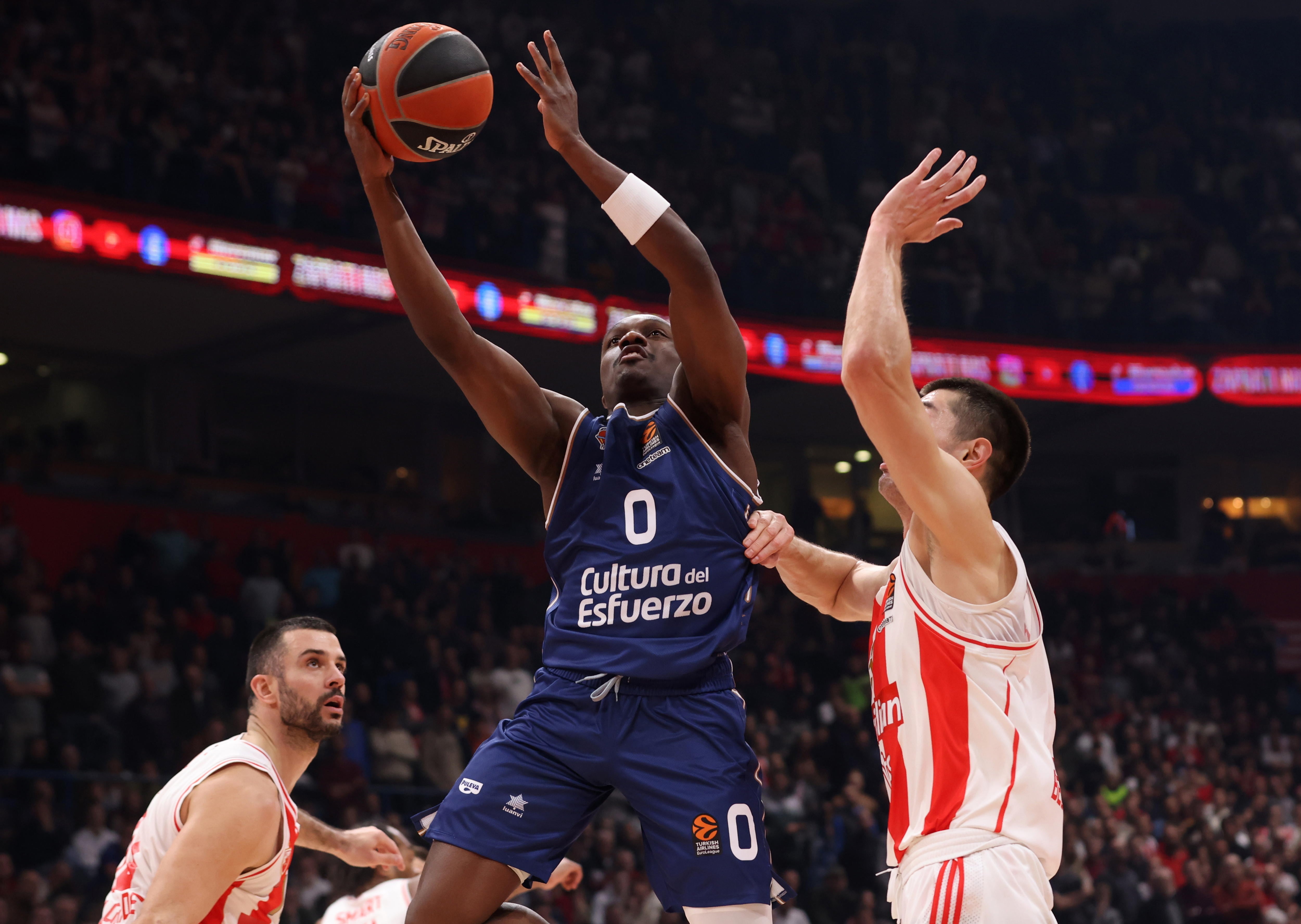 Belgrade (Serbia), 30/01/2024.- Valencia&#039;s Jared Harper (L) in action against Red Star&#039;s Luka Mitrovic (R) during the Euroleague basketball match between Red Star Belgrade and Valencia Basket in Belgrade, Serbia, 30 January 2024. (Baloncesto, Euroliga, Belgrado) EFE/EPA/ANDREJ CUKIC
