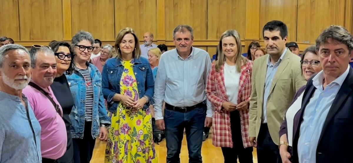 El alcalde de Xinzo, Amador Díaz (centro) junto a la conselleira Elena Rivo durante una visita a las actividades del programa/ Concello de Xinzo