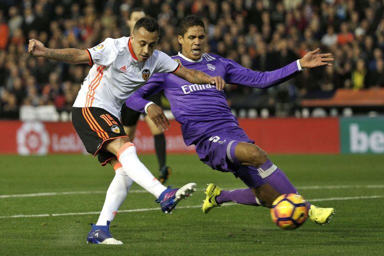 Orellana y Varane, en el encuentro entre el Valencia y el Real Madrid.