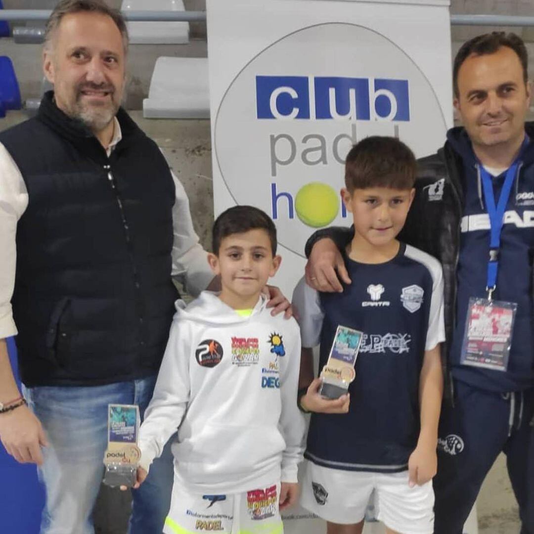 La pareja berciana del Padel Indoor Ponferrada consiguió imponerse en la categoría benjamín.