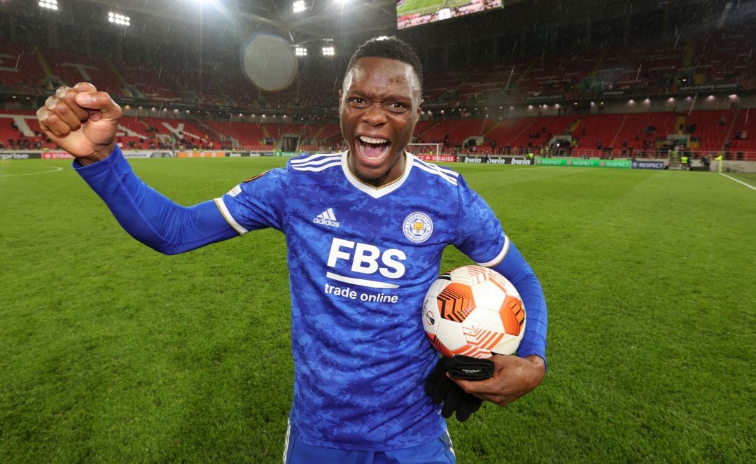 Patson Daka tras el partido, celebrando su hat-trick