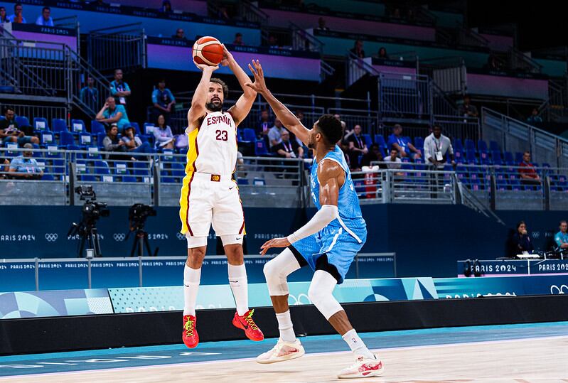 El menorquí Sergi Llull lença un triple davant la pressió de l'estrella grega de la NBA Giannis Antetokounmpo.