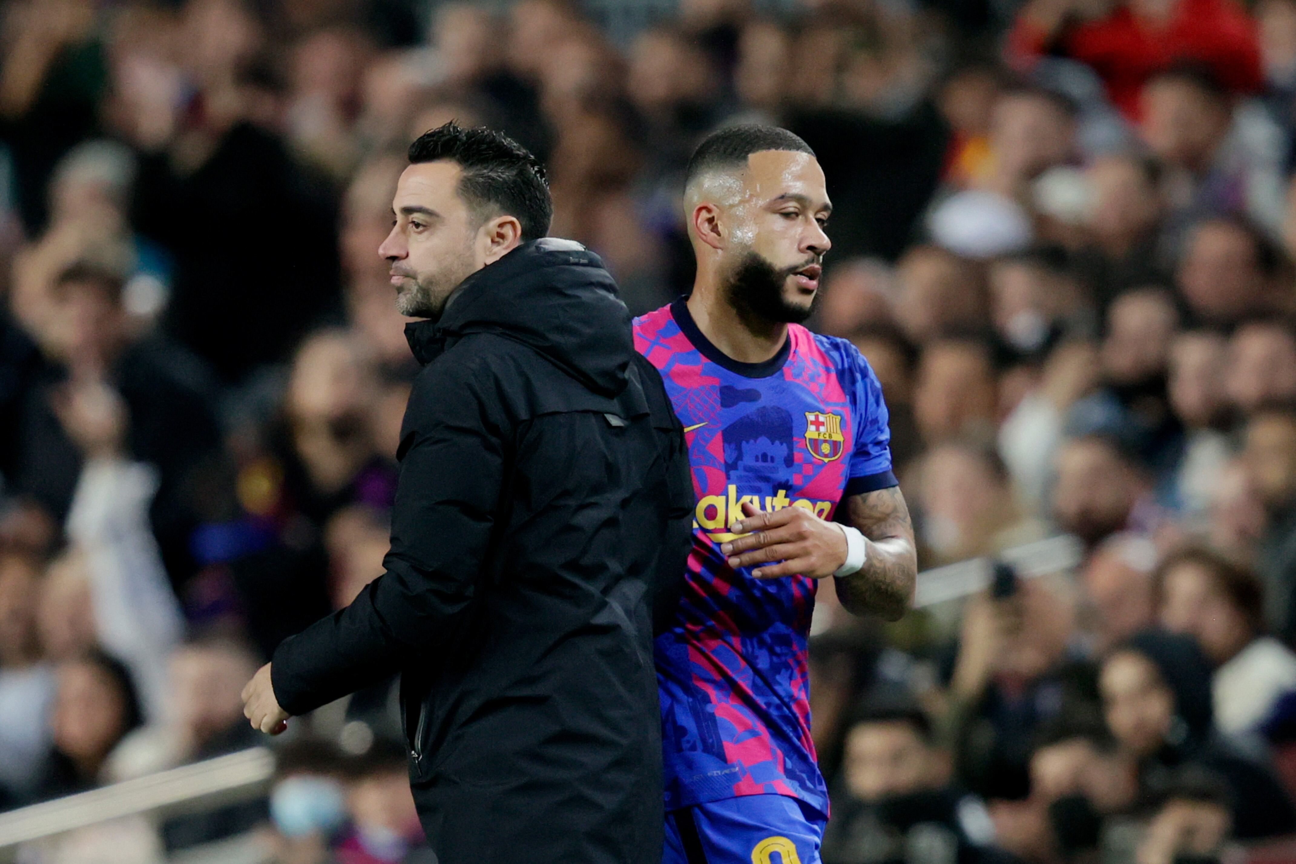 Memphis Depay y Xavi Hernandez, durante un partido del FC Barcelona (Photo by David S. Bustamante/Soccrates/Getty Images).