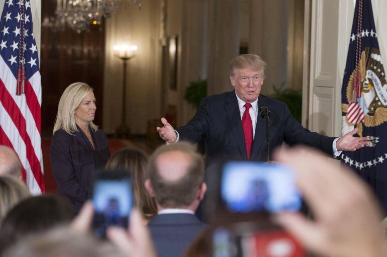 El presidente de los Estados Unidos, Donald J. Trump (d), anuncia a Kirstjen Nielsen (i) como su nominada para el puesto de Secretaria de Seguridad Nacional, en la Sala Este de la Casa Blanca en Washington