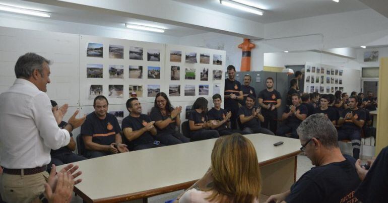 José Chulvi, alcalde de Xàbia, en una reunión con voluntarios de Protección Civil