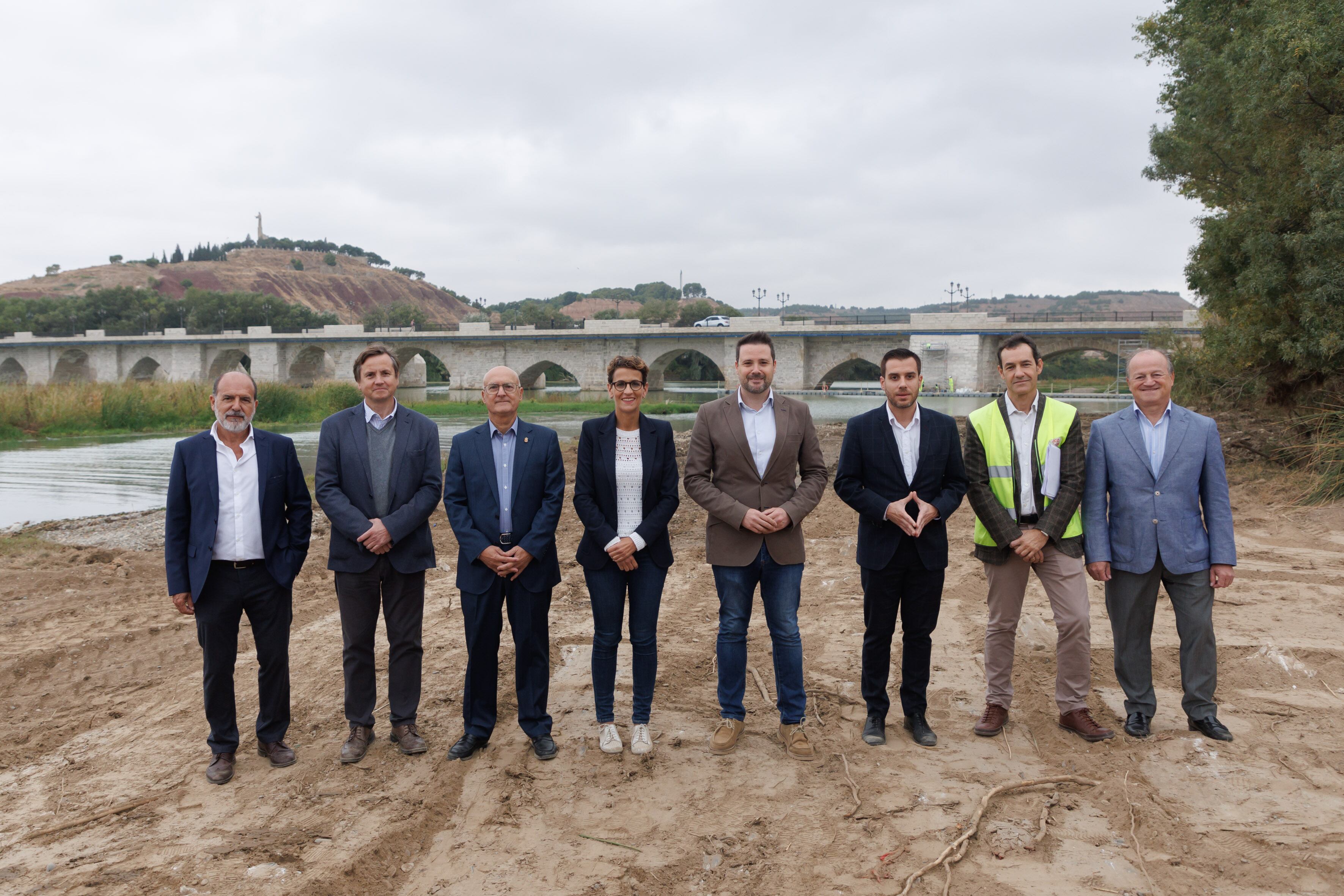 Francisco Díaz, de la empresa constructora; Pedro López, director general de Obras Públicas e Infraestructuras; Bernardo Ciriza, consejero de Cohesión Territorial; María Chivite, Presidenta de Navarra; Alejandro Toquero, alcalde de Tudela; Zeus Pérez, concejal de urbanismo del Ayuntamiento de Tudela; Pedro Soto, director la sección de Conservación, y Federico Soria, de la empresa constructora.